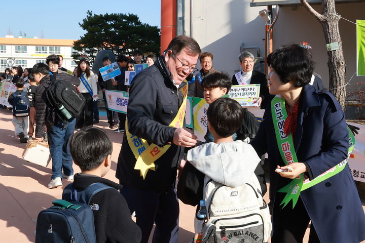 [산청=뉴시스] 산청군 개학기 초등학교 교통안전 캠페인 (사진=산청군 제공) 2026. 03. 23. photo@newsis.com *재판매 및 DB 금지