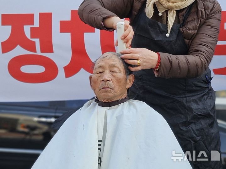 [청주=뉴시스] 연현철 기자 = 일하는 밥퍼 사업 참여자 등 김영환 충북지사 지지자들이 23일 충북도청 서문 앞에서 국민의힘의 김 지사 공천 배제에 항의하며 삭발하고 있다. 2026.03.23. yeon0829@newsis.com