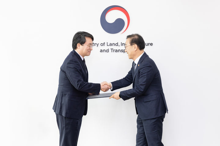 [서울=뉴시스] 김윤덕 국토교통부 장관이 23일 오전 이헌욱 한국부동산원 원장에게 임명장을 전수하고 있다. 2026. 3. 23. (사진=국토부 제공) *재판매 및 DB 금지