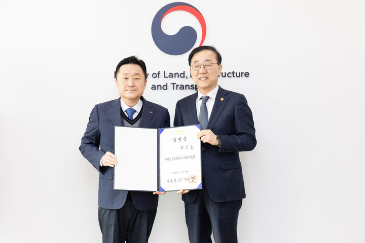 [서울=뉴시스] 김윤덕 국토교통부 장관이 23일 오전 최인호 주택도시보증공사(HUG) 사장에게 임명장을 전수하고 있다. 2026. 3. 23. (사진=국토부 제공) *재판매 및 DB 금지