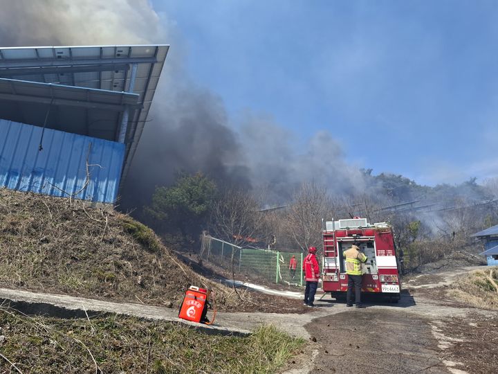 [화순=뉴시스] 23일 오전 11시26분께 전남 화순군 동면 복암리 오곡마을 한 야산에서 불이 나 산림 당국이 진화 작업을 벌이고 있다. (사진=전남소방본부 제공) 2026.03.23. photo@newsis.com *재판매 및 DB 금지