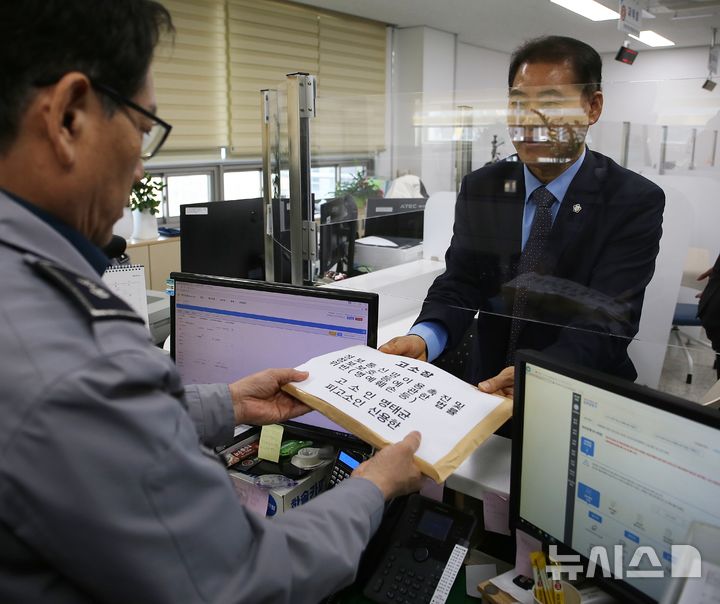 [청주=뉴시스] 서주영 기자 = 정치브로커 명태균씨의 변호를 맡고 있는 남상권 변호사가 23일 충북 청주흥덕경찰서에 신용한 더불어민주당 충북지사 예비후보를 명예훼손 등의 혐의로 고소하고 있다. 2026.03.23. juyeong@newsis.com