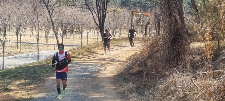 [밀양=뉴시스] 마라톤동호회원들이 우리 동네런 프로젝트 추진을 위한 트레일 러닝 코스를 달리고 있다. (사진= 밀양시 제공) 2026.03.23. photo@newsis.com *재판매 및 DB 금지