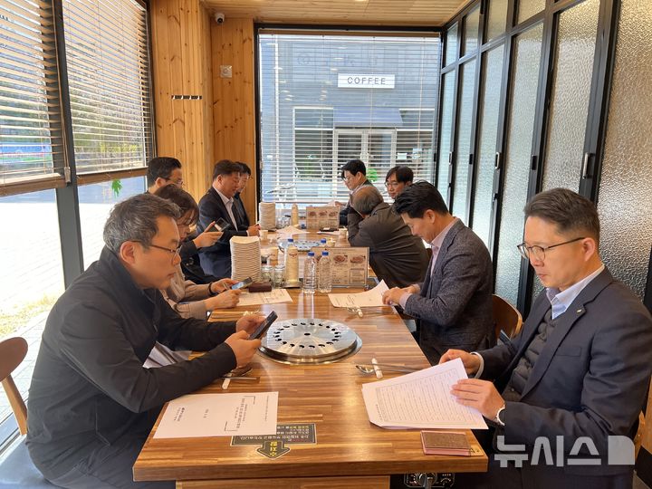 [전주=뉴시스] 김민수 기자= 전북테크노파크는 23일 ㈜씨엔씨어패럴, ㈜나우리 등 전주, 임실, 순창, 남원 지역 선도기업 대표자가 참석한 가운데 '2026년 제1회 선도기업 지역 대표자 협의회를 개최했다. 2026.03.23 *재판매 및 DB 금지