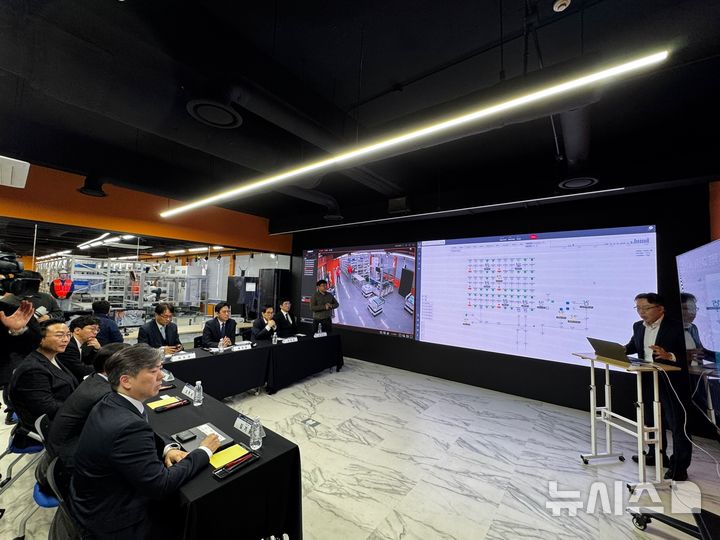 [서울=뉴시스] 심지혜 기자 = 배경훈 부총리 겸 과학기술정보통신부 장관이 KAIST에서 열린 제조공장 국산화 대체 기술 '피지컬 AI 통합 플랫폼' 소개 간담회에 참석했다. 