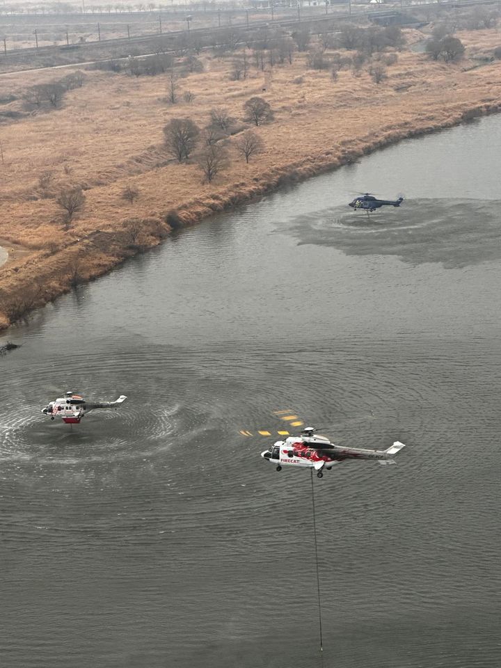 [대전=뉴시스] 산림청이 건조한 날씨가 이어지면서 산불발생 위험도가 높아짐에 따라 산불 초기진화를 위해 국외 임차헬기(슈퍼퓨마)를 전진배치했다.(사진=산림청 제공) *재판매 및 DB 금지