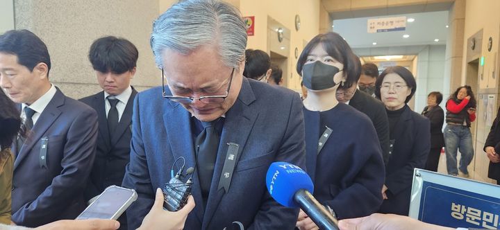 [대전=뉴시스]곽상훈 기자=14명이 숨지는 등 70여명의 사상자를 낸 안전공업 대표 손주환 대표가 23일 분향에 앞서 취재진에 입장을 밝히고 있다. 2026. 03. 23 kshoon0663@newsis.com *재판매 및 DB 금지