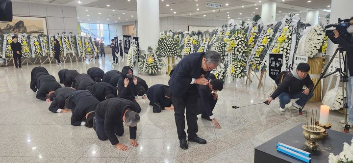 [대전=뉴시스]곽상훈 기자=손주환 대표를 비롯한 안전공업 임직원들이 23일 이틀째 분향소를 찾아 희생자들을 위로했다. 2026. 03. 23 kshoon0663@newsis.com *재판매 및 DB 금지