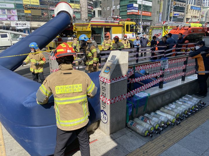 [대구=뉴시스] 23일 낮 12시5분께 달서구 도시철도 1호선 진천역 2번 출구에서 "연기가 뿌옇게 올라온다"는 신고가 접수됐다. (사진=대구소방안전본부 제공) 2026.03.23. photo@newsis.com *재판매 및 DB 금지