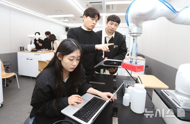 [성남=뉴시스] 가천대학교 인공지능학과 최재용 교수팀이 진공 흡착 그리퍼가 장착된 로봇팔을 활용해 물체 파지 및 이송 실험을 진행하고 있다. (사진=가천대 제공) 2026.03.23.photo@newsis.com