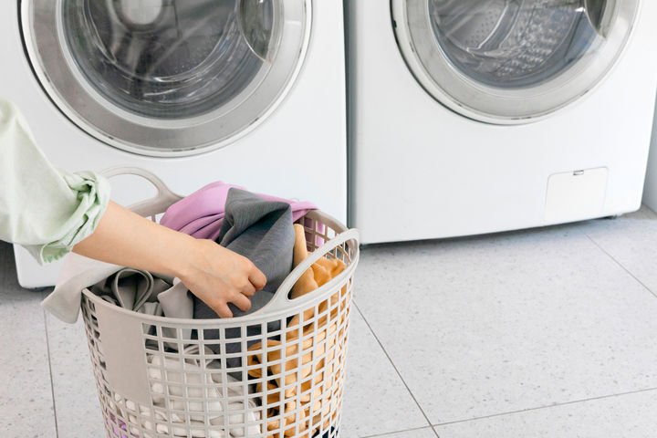 [서울=뉴시스] 세탁기 문을 닫는 습관은 세탁기 내부 습도를 높이는 등 곰팡이가 번식하기 좋은 환경을 조성할 수 있다. (사진=유토이미지)