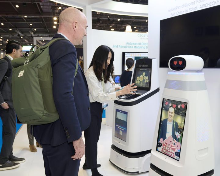 [서울=뉴시스] 인천공항공사는 17일부터 19일(현지시간)까지 영국 런던에서 열린 PTE 2026에서 홍보관을 운영했다고 23일 밝혔다. 사진은 전시회 방문객들이 인천공항 전시관을 관람하는 모습. 2026.03.23. (사진=인천공항공사 제공) photo@newsis.com *재판매 및 DB 금지