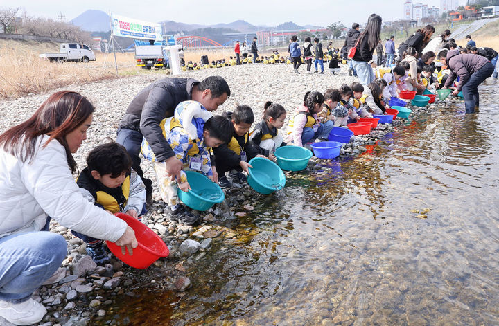 삼척시는 23일 오십천 일원에서 시민, 어린이, 초등학생 등 100여 명이 참석한 가운데 ‘2026년 어린연어 방류행사’를 열고 있다.(사진=삼척시 제공) *재판매 및 DB 금지