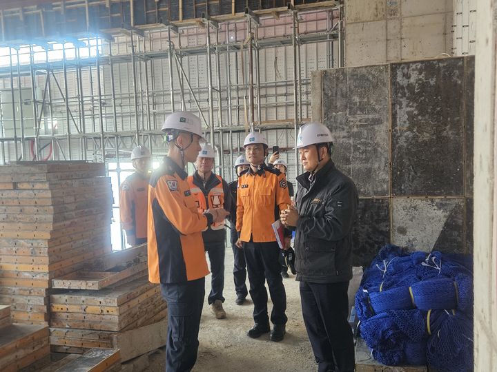 [대구=뉴시스] 대구 달서소방서는 23일 봄철화재예방대책 추진과 관련해 달서구 본동에 있는 보광병원 증축 공사장에서 대형 화재 예방을 위한 현장 점검을 실시했다. (사진=대구 달서소방서 제공) 2026.03.23. photo@newsis.com *재판매 및 DB 금지