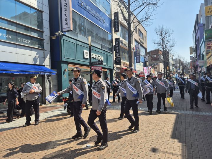 [대구=뉴시스] 대구 중부경찰서는 최근 금값이 오르며 금은방을 대상으로 한 강‧절도가 우려됨에 따라 교동 쥬얼리 특구에서 범죄예방 합동진단 및 홍보 캠페인을 전개했다. (사진=대구 중부경찰서 제공) 2026.03.23. photo@newsis.com *재판매 및 DB 금지
