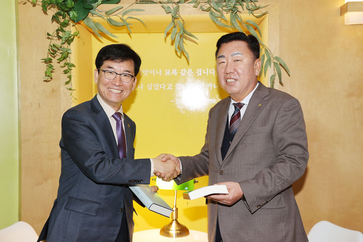 윤건영 충북도교육감(왼쪽)과 이범석 청주시장이 23일 청주 김수현 드라마 아트홀에서 '책 읽는 청주, 글 쓰는 청주' 공동선언문 발표에 앞서 책을 교환하고 기념촬영을 하고 있다.(사진=충북교육청 제공).2026.03.23.photo@newsis.com *재판매 및 DB 금지