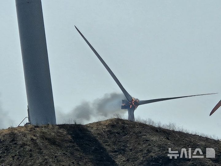 [영덕=뉴시스] 안병철 기자 = 23일 오후 1시11분께 경북 영덕군 영덕읍 창포리 풍력발전단지 내 풍력발전기에서 화재가 발생했다.(사진=독자 제공) 2026.03.23. photo@newsis.com