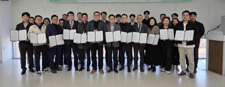 [논산=뉴시스] 건양대, 서천군과 해양바이오 산업 확장 등을 위해 'KY 라이즈(RISE) 바이오 클러스터 협력 플랫폼' 발대식 기념촬영. (사진=건양대 제공) 2026.03.23. photo@newsis.com *재판매 및 DB 금지