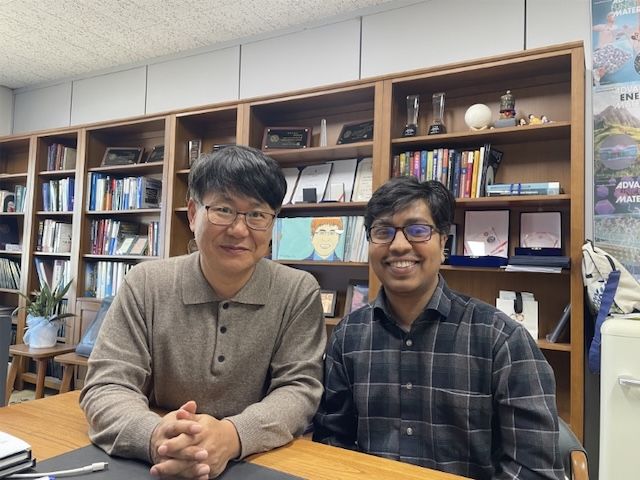 [서울=뉴시스] 광운대 전자공학과 박재영(왼쪽) 교수와 엠디 셀림 레자(Md Selim Reza) 박사과정생. (사진=광운대 제공) 2026.03.23. photo@newsis.com *재판매 및 DB 금지