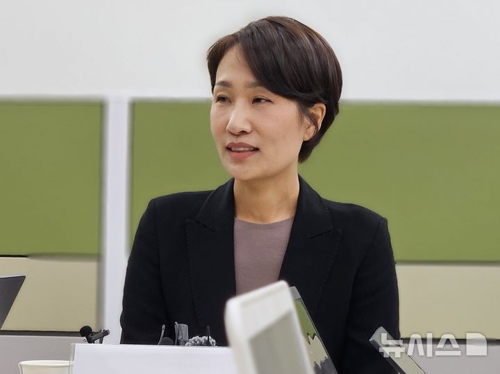 [청주=뉴시스] 이도근 기자= 김수민 전 충북도 정무부지사가 23일 충북 청주시 상당구 문화동 충북도청 기자실을 찾아 6.3 지방선거 충북지사 출마 배경 등을 설명하고 있다. 2026.03.23. nulha@newsis.com