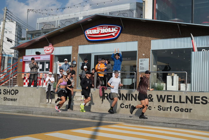 [부산=뉴시스]서프홀릭은 송정 본점 매장 전면에 '송정 러너스 스테이션(SongJeong Runner’s Station)' 사인물을 설치하고, 러너를 위한 커뮤니티 거점 공간으로 운영을 시작했다고 23일 밝혔다. (사진=서프홀릭 제공) 2026.03.23. photo@newsis.com *재판매 및 DB 금지