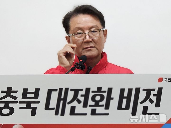 [청주=뉴시스] 이도근 기자= 윤갑근 국민의힘 충북지사 예비후보가 23일 청주시 상당구 문화동 충북도청 브리핑룸에서 기자회견을 열어 충북지사 공천 갈등과 관련한 입장을 밝히고 있다. 2026.03.23. nulha@newsis.com