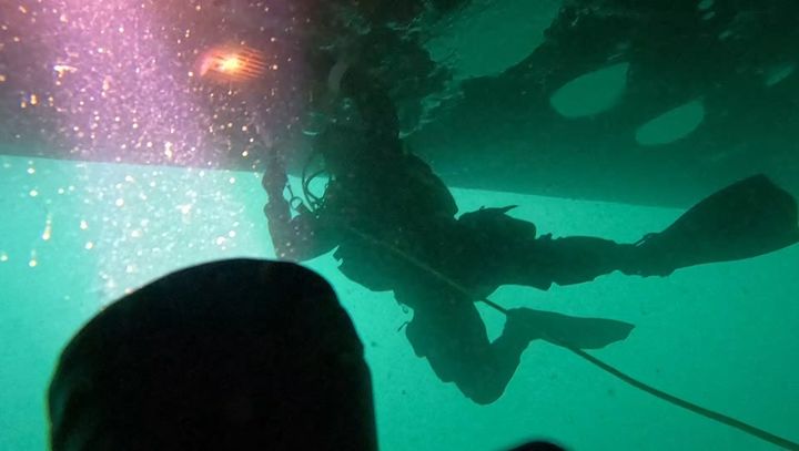 [강릉=뉴시스] 강릉해경 구조대원이 화물선 씨체스트 내부를 확인하고 있다. (사진=강릉해경 제공) 2026.03.23. photo@newsis.com *재판매 및 DB 금지