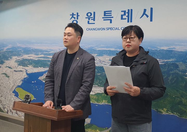 [창원=뉴시스] 강경국 기자 = 최정훈(왼쪽), 김미나 경남 창원시의원이 23일 시청 프레스센터에서 기자회견을 열고 부전~마산 복선전철 사업 지연과 관련해 전문기관의 중재를 통한 조속한 개통을 촉구하고 있다. (사진=창원시청 제공). 2026.03.. photo@newsis.com *재판매 및 DB 금지