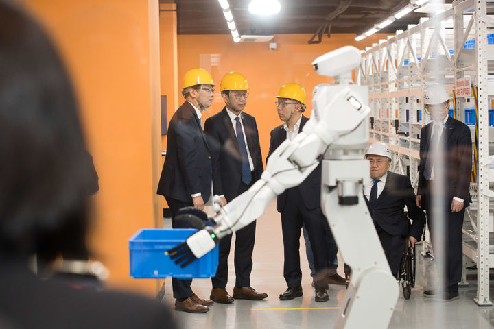 [대전=뉴시스] 배경훈 부총리 겸 과학기술정보통신부 장관이 23일 오후 대전광역시 유성구 KAIST를 방문해 '피지컬 AI 통합 플랫폼' 관련 설명을 듣고 있다. (사진=과기정통부 제공) *재판매 및 DB 금지