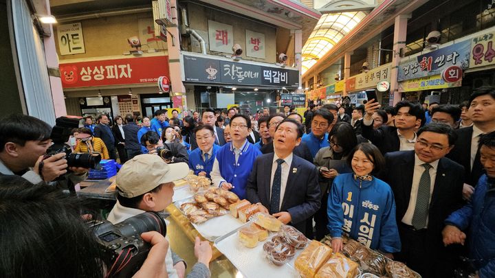 [양산=뉴시스] 더불어민주당 정청래 당 대표 등 지도부가 23일 경남 양산시 남부시장을 방문해 김경수 도지사 후보와 지역 예비후보들과 지역 민심을 청취하고 현안을 살펴보고 있다. (사진= 김일권 선거사무실 제공) 2026.03.23. photo@newsis.com *재판매 및 DB 금지