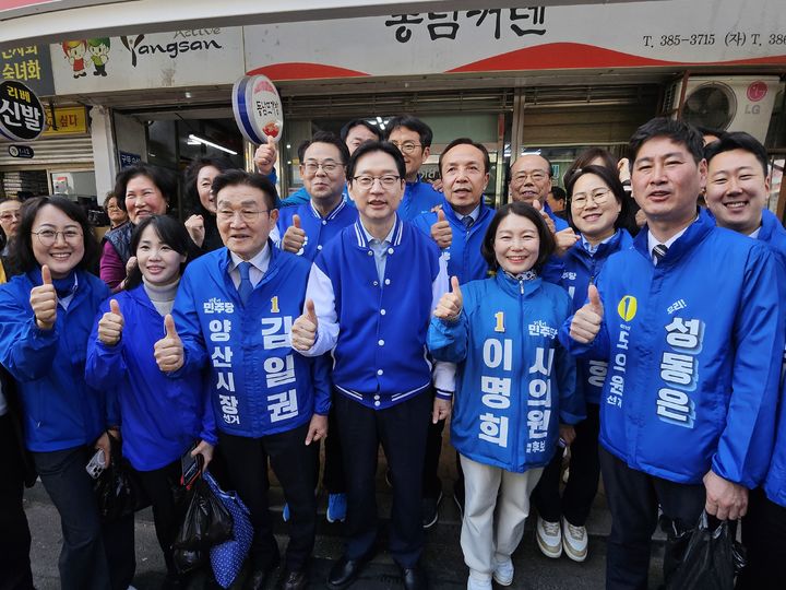 [양산=뉴시스] 민주당 김경수 도지사 후보가 23일 경남 양산시 남부시장을 방문해 지역 예비후보들과 지역 민심을 청취하고 현안을 살펴보고 있다. (사진= 김일권 선거사무실 제공) 2026.03.23. photo@newsis.com *재판매 및 DB 금지