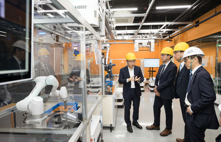 [대전=뉴시스]배경훈 부총리 겸 과학기술정보통신부 장관이 23일 오후 대전광역시 유성구 KAIST를 방문해 '피지컬 AI 통합 플랫폼' 관련 설명을 듣고 있다. (사진=과기정통부 제공) *재판매 및 DB 금지