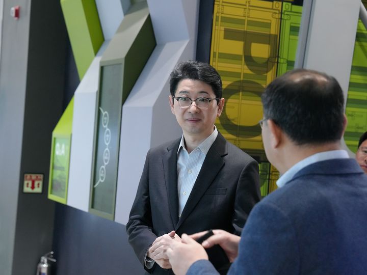 [부산=뉴시스] 부산시장 출마를 선언한 국민의힘 주진우(부산 해운대구갑) 국회의원이 23일 부산신항 홍보관을 들러 부산항 경쟁력에 대해서 설명을 듣고 있다. (사진=주진우 의원 캠프 제공) 2026.03.23. photo@newsis.com *재판매 및 DB 금지