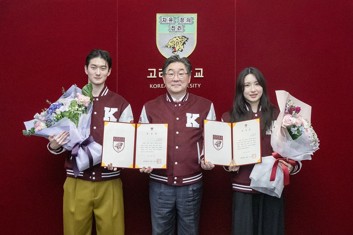 [서울=뉴시스] (왼쪽부터) 신동민 선수와 김동원 고려대 총장, 김길리 선수가 '고려대 홍보대사 위촉식'에서 기념 촬영을 하고 있다. (사진=고려대 제공) 2026.03.23. photo@newsis.com *재판매 및 DB 금지
