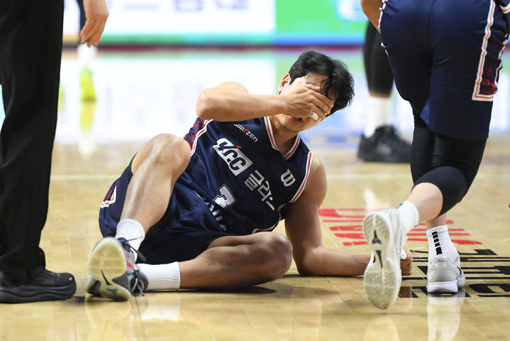 [서울=뉴시스] 프로농구 부산 KCC 허훈, 지난 21일 서울 삼성과의 2025~2026시즌 LG전자 프로농구 정규리그 홈 경기 중 부상. (사진=KBL 제공) *재판매 및 DB 금지