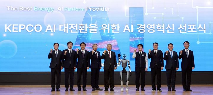 [세종=뉴시스]AI경영혁신 선포식 경영진 및 노조위원장 단체사진이다. 왼쪽에서 다섯번째 김동철 사장, 여섯번째 조창연 노조위원장이다.(사진=한전 제공) *재판매 및 DB 금지