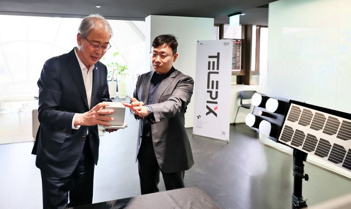 우리금융그룹 임종룡 회장(왼쪽)이 23일 서울 여의도 텔레픽스 본사에서 조성익 대표에게 제품 설명을 듣고 있다. (사진=우리금융 제공) *재판매 및 DB 금지