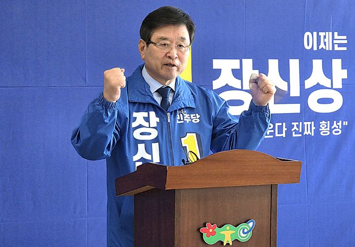 [횡성=뉴시스] 이덕화 기자 = 장신상 횡성군수 예비후보가 23일 기자회견을 열고 지역경제 활성화를 위한 첫 공약으로 '500만 관광 횡성'에 대한 설명을 하고 있다. 2026.03.23. wonder8768@newsis.com *재판매 및 DB 금지