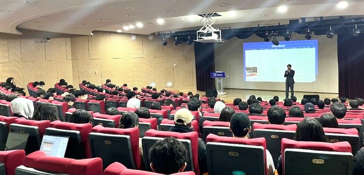 [원주=뉴시스] 200여 명의 학생들이 참석한 가운데 진행된 ‘2026 채용트렌드 특강’ 현장 모습. (사진=한라대학교 제공) 2026.03.23. photo@newsis.com *재판매 및 DB 금지