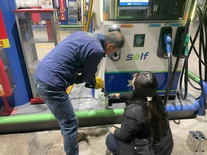 [울산=뉴시스] 울산시 남구가 석유 유통질서 확립을 위해 23일부터 관내 영업 중인 주유소를 대상으로 특별점검에 돌입했다. (사진=울산 남구 제공) photo@newsis.com *재판매 및 DB 금지