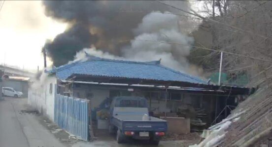 [군산=뉴시스] 23일 오전 10시6분께 전북 군산시 개정면의 한 주택에서 불이 나 연기가 피어오르고 있다. (사진=전북도소방본부 제공) 2026.03.23. photo@newsis.com *재판매 및 DB 금지