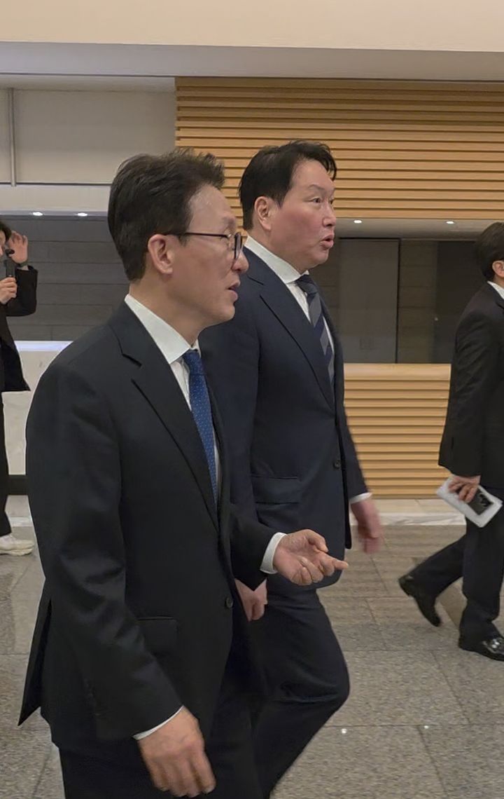 [서울=뉴시스] 홍세희 기자 = 김민석 국무총리와 최태원 대한상공회의소 회장이 23일 열린 'K-국정설명회' 행사장에 입장하고 있다. 2026.03.23. hong1987@newsis.com *재판매 및 DB 금지