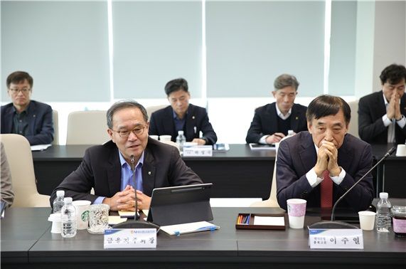 20일 서울 중구 NH농협타워에서 열린 범농협 자산운용 워크샵에서 이찬우 NH농협금융지주 회장(앞줄 왼쪽) 발언을 이주열 전 한국은행 총재(앞줄 오른쪽)가 듣고 있다. (사진=농협금융 제공) *재판매 및 DB 금지