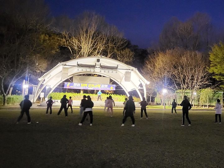 [함양=뉴시스] 상림 달빛 운동 교실 (사진=함양군 제공) 2026. 03. 23. photo@newsis.com *재판매 및 DB 금지