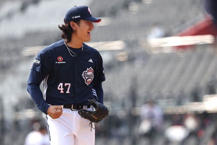 [서울=뉴시스] 프로야구 두산 베어스 곽빈이 23일 수원 KT위즈파크에서 열린 2026 신한 쏠 KBO리그 KT 위즈와의 시범경기에 선발 등판해 삼진을 잡은 뒤 기뻐하고 있다. (사진=두산 베어스 제공) 2026.03.23. *재판매 및 DB 금지