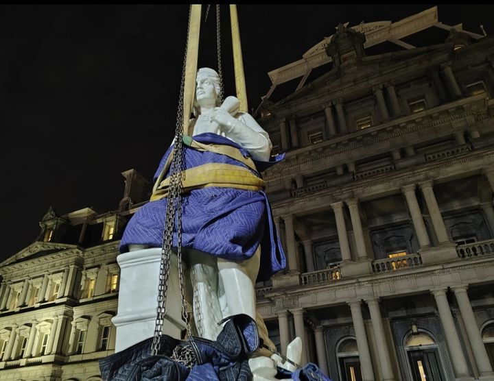 [워싱턴=AP/뉴시스] 이탈리아의 탐험가 크리스토퍼 콜럼버스의 동상이 22일 워싱턴 백악관 옆 아이젠하워 행정관 청사 앞에 설치되고 있다.2026.03.23. *재판매 및 DB 금지