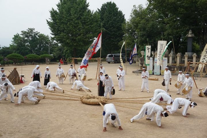 [밀양=뉴시스] 지난해 영남루에서 열린 무형유산 토요 상설공연에서 감내게줄당기기 공연이 펼쳐지고 있다. (사진= 밀양시 제공) 2026.03.24. photo@newsis.com *재판매 및 DB 금지