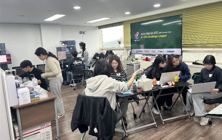 [서울=뉴시스] 건국대의 '2025학년도 동계 바이오·제약 GMP 직무 교육'에 참여한 학생들이 팀 프로젝트 실험을 진행하고 있다. (사진=건국대 제공) 2026.03.23. photo@newsis.com *재판매 및 DB 금지