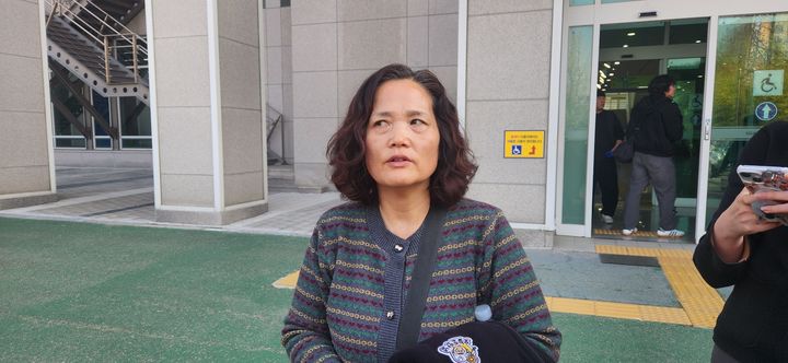 [대전=뉴시스]곽상훈 기자=김용균씨의 어머니 김미숙씨가 23일 대전합동분향소를 찾아 유가족들을 만났다. 김씨는 만일의 사태에 대비해 녹음 해 둘 것을 자문했다. 2026. 03. 23 kshoon0663@newsis.com *재판매 및 DB 금지