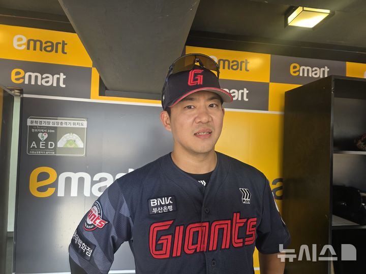 [인천=뉴시스] 김희준 기자 = 프로야구 롯데 자이언츠의 김민성이 23일 인천 SSG랜더스필드에서 벌어진 SSG 랜더스와의 2026 신한 쏠 KBO리그 시범경기를 마친 뒤 인터뷰를 하고 있다. 2026.03.23jinxijun@newsis.com